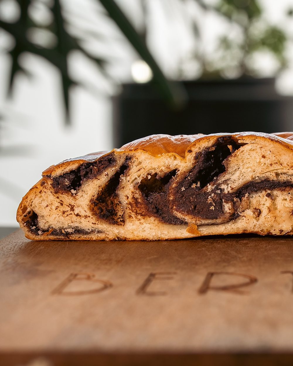 Jalá relleno de chocolate cortado al medio sobre la tabla de Bertha