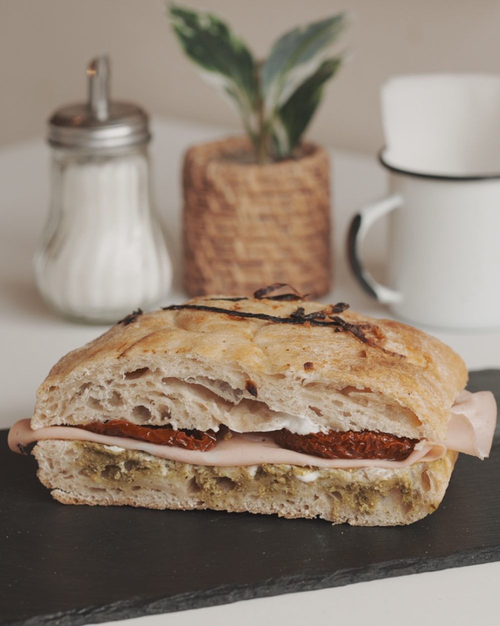 Sándwich de jamón y tomates asados en focaccia